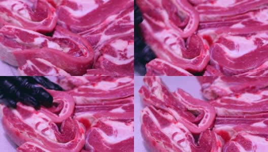 卖家把生红肉放在肉类部的陈列柜上高清在线视频素材下载