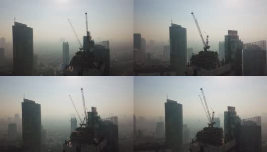 在雾蒙蒙的早晨建造摩天大楼高清在线视频素材下载