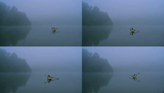 在雾蒙蒙的早晨划桨高清在线视频素材下载