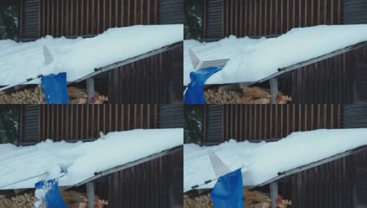 爱沙尼亚的雪铲正在清除厚厚的积雪高清在线视频素材下载