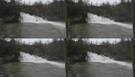 Elztal瀑布变成了一个瀑布，水流穿过中间的岩石，将它一分为二高清在线视频素材下载