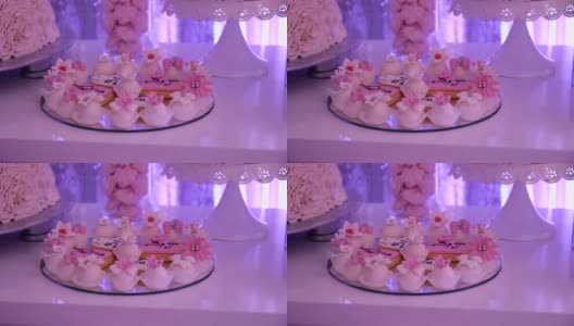 甜蜜的多层白色和粉色婚礼蛋糕装饰高清在线视频素材下载