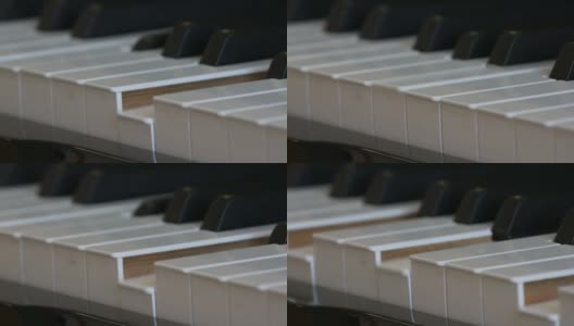有趣的神秘自弹钢琴。黑白钢琴键，可以自己弹奏高清在线视频素材下载