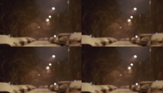 焦距不清，背景模糊。冬天傍晚的街道上下雪高清在线视频素材下载