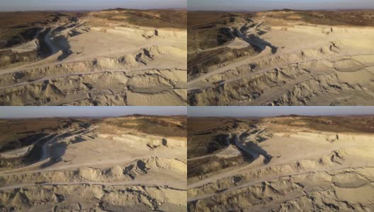 露天矿山建筑用砂石材料用挖掘机和自卸卡车的鸟瞰图。重型设备在采矿和生产中具有实用的矿物概念高清在线视频素材下载