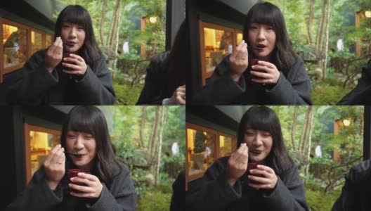 年轻女子正在喝“oshiruko”日本红豆汤高清在线视频素材下载