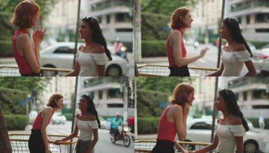 两个朋友在街上互相交谈。多种族女友一起在人行道上聊天高清在线视频素材下载