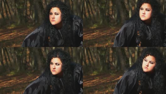 黑头发的女人在秋天的森林里凝视着远方高清在线视频素材下载