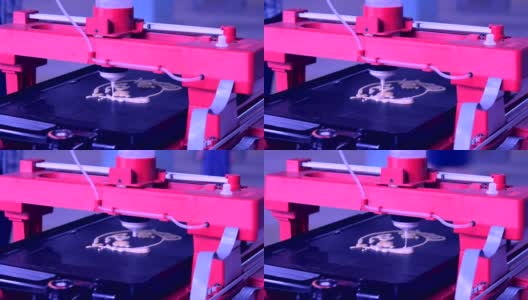 3D打印机打印煎饼与液体面团不同形状的特写。高清在线视频素材下载