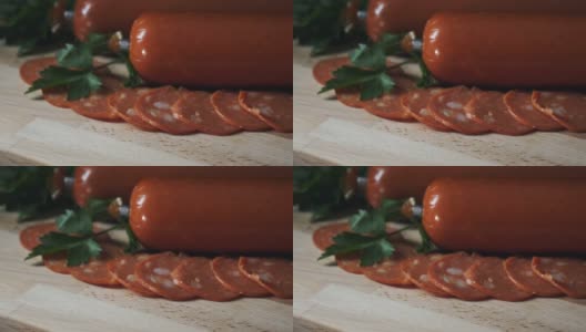 木制背景上的意大利香肠特写。框架。腊肠放在木砧板上高清在线视频素材下载