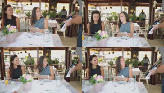 女性朋友在餐厅点菜高清在线视频素材下载