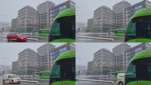 绿色电动公交车在Malm?大学，下雪的冬天高清在线视频素材下载