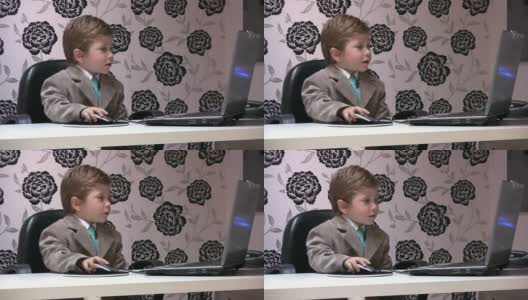 小男孩和办公室高清在线视频素材下载