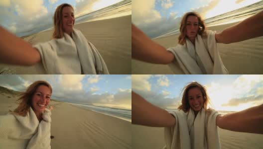 一个快乐的年轻女子在海滩上的自画像高清在线视频素材下载