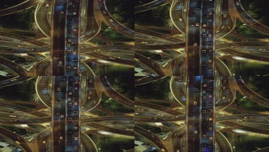 T/L无人机视角的天桥和城市交通在夜间高清在线视频素材下载
