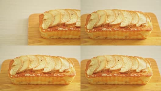 木板上的苹果面包屑蛋糕高清在线视频素材下载