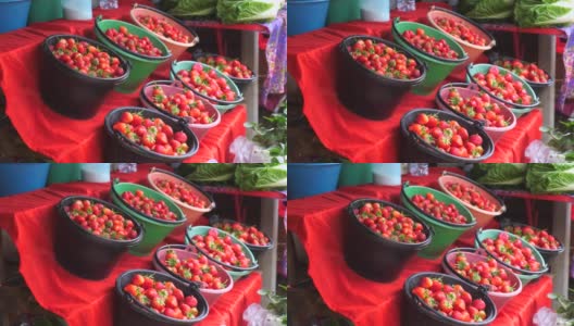 农贸市场上满桶的草莓。成熟的红色有机草莓高清在线视频素材下载