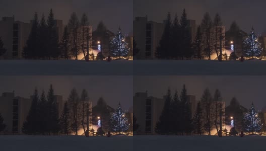 被灯和雾照亮的建筑物和树木的全景图高清在线视频素材下载