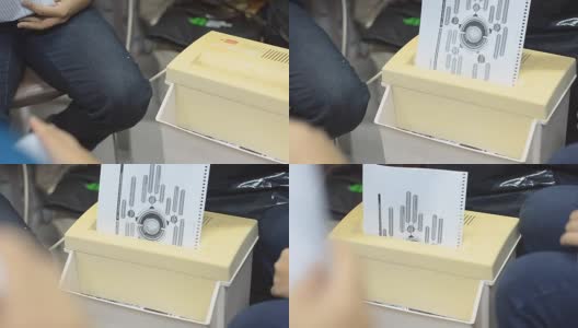 摇纸:人们使用碎纸机高清在线视频素材下载