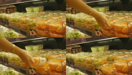零售商店里摆放着新鲜食品的货架高清在线视频素材下载