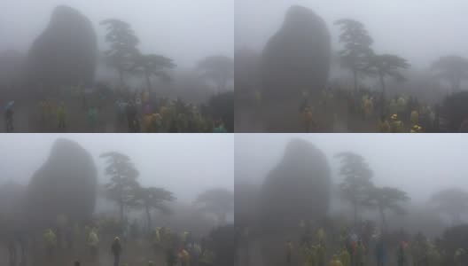 游客在黄山的雨中高清在线视频素材下载