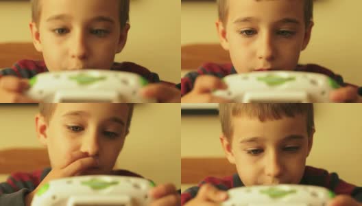 男孩玩电子游戏高清在线视频素材下载