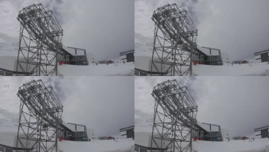 缆车站在白雪覆盖的山顶上，有来来往往的小木屋高清在线视频素材下载