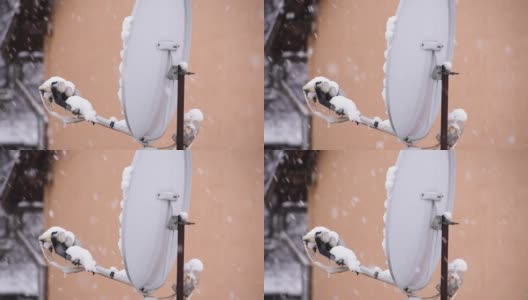 大雪中抛物面天线的冬季景观高清在线视频素材下载
