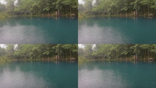 清晨，西爪哇省马贾伦卡市碧蓝清澈的湖水高清在线视频素材下载