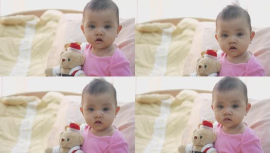 亚洲婴儿微笑与圣诞玩具高清在线视频素材下载