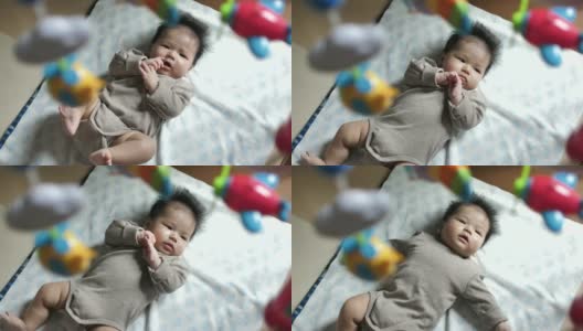婴儿与悬挂式手机睡觉高清在线视频素材下载