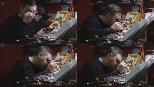 专注的钟表匠在车间修理古董怀表高清在线视频素材下载
