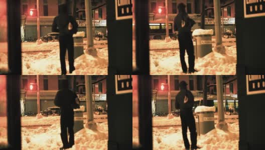 一个人站在城市街区的雪地里高清在线视频素材下载