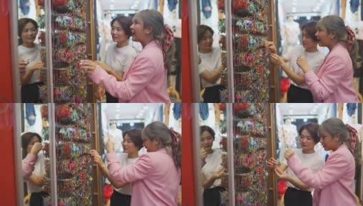 4K亚洲女性女友一起在街市购物。高清在线视频素材下载