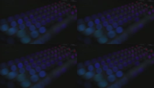 游戏的rgb键盘在黑暗的背景高清在线视频素材下载