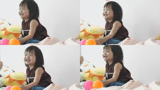 可爱女孩的肖像，在家里开心地笑着，慢镜头高清在线视频素材下载