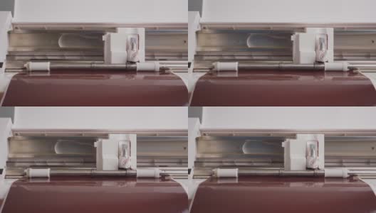 刻字机在棕色的乙烯基薄膜上刻出图案高清在线视频素材下载