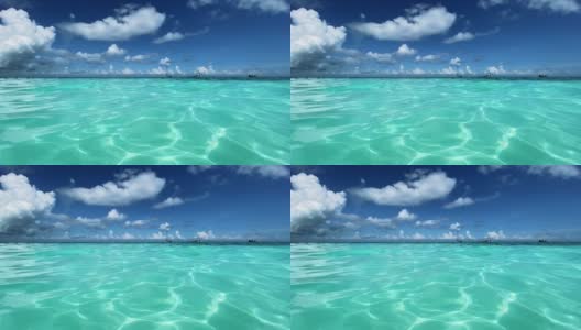 选择性的聚焦，蔚蓝的天空映衬着印度洋的湛蓝海水。休闲旅游概念高清在线视频素材下载