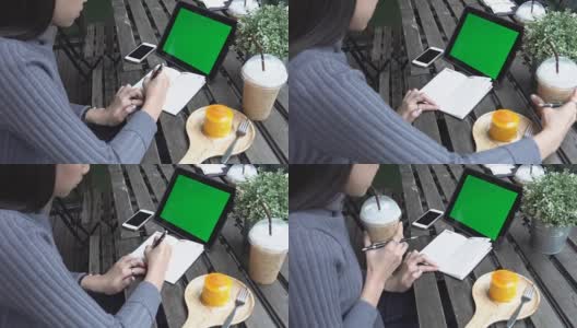 女商人在咖啡店使用平板电脑，绿屏高清在线视频素材下载