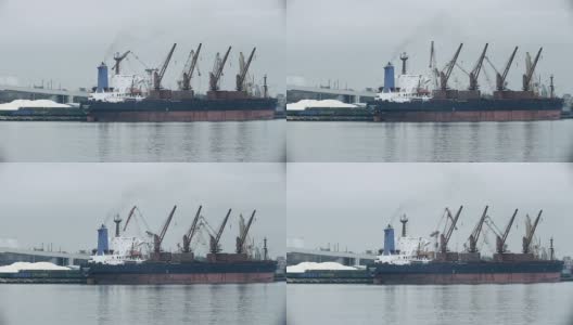 用起重机卸货的散货船高清在线视频素材下载