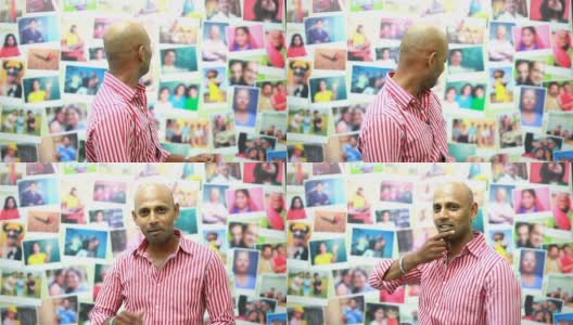 一名印度男子在长城上展示照片并解释高清在线视频素材下载