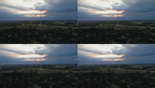 Side Pan of Sunrise风力涡轮机农场在得克萨斯州中部与惊人的阳光在背景高清在线视频素材下载