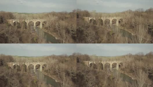 无人机鸟瞰图:Orcia河上的Bagno Vignoni桥高清在线视频素材下载