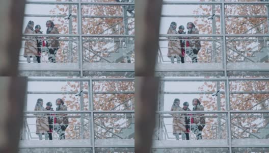 LS同事在办公楼的楼梯上交谈高清在线视频素材下载