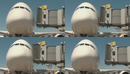 空客A380飞机-桥接时间流逝高清在线视频素材下载