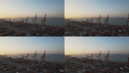 黄昏时港口集装箱码头的鸟瞰图高清在线视频素材下载