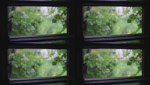 透过三扇板窗看到的雨，关上了。适用于一般电影的开头或结尾高清在线视频素材下载
