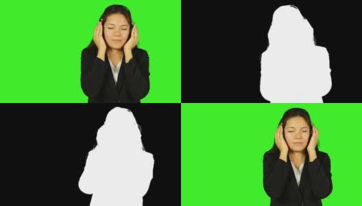 美丽的商业女性听音乐与绿色的屏幕背景高清在线视频素材下载