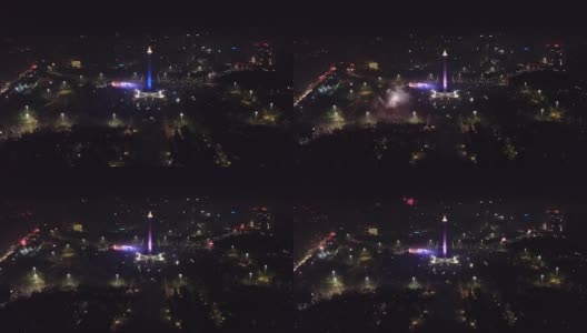 2018年新年前夜，印尼雅加达中部，国家纪念碑上闪闪发光的烟花，美丽的航拍照片高清在线视频素材下载