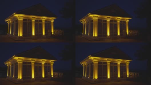 有柱子的有顶阳台在晚上被灯光照亮。高清在线视频素材下载